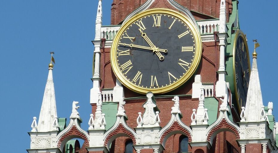 Russian couple dating in Moscow with famous landmarks